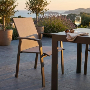 Poltrona in metallo con seduta e schienale in textilene impilabile - Taupe MailiEDENYA