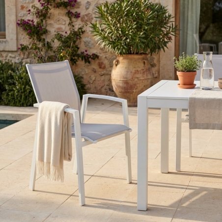 Poltrona in metallo con seduta e schienale in textilene impilabile - Bianca MailiEDENYA