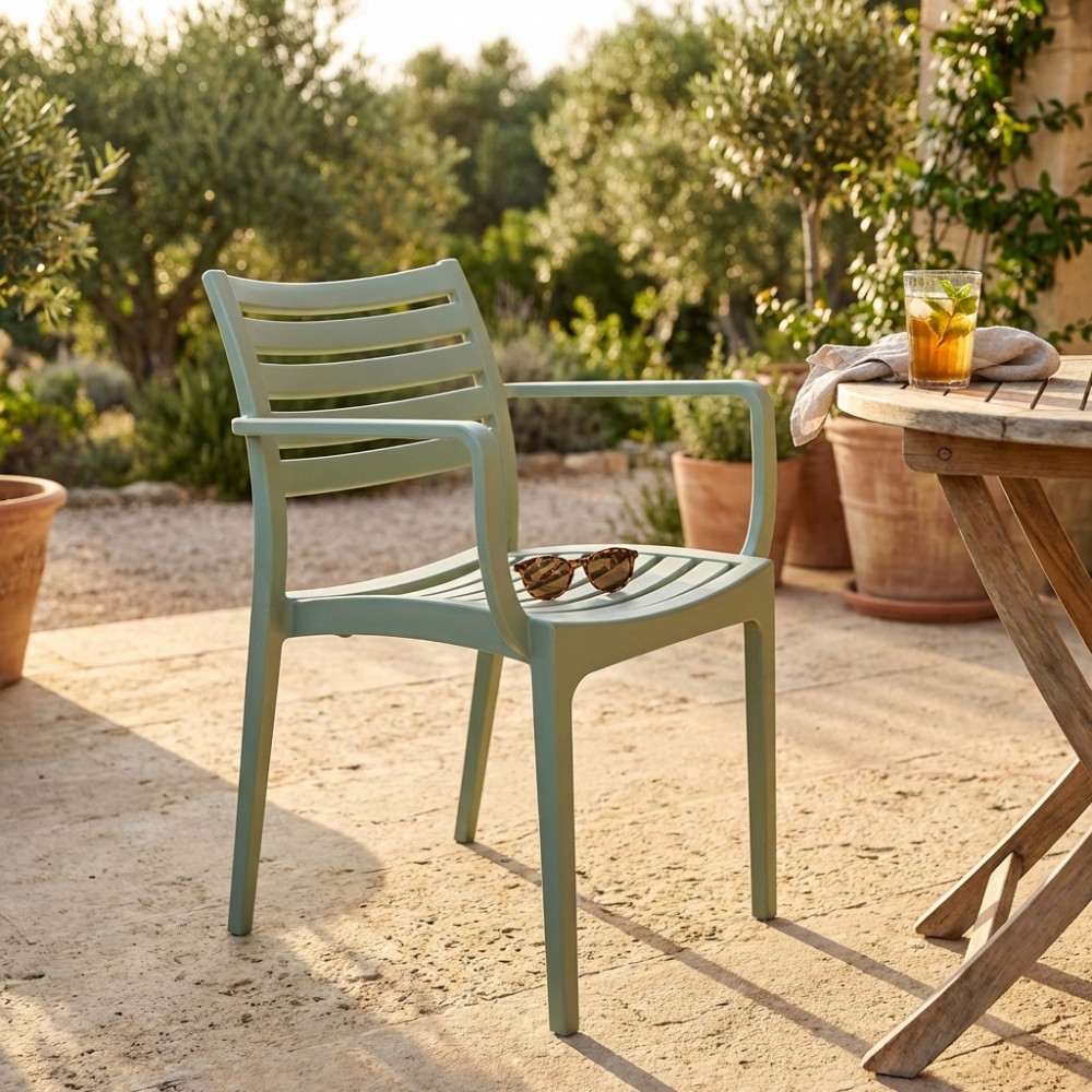 Sedia impilabile esterno con braccioli verde chiaro EvelineEDENYA