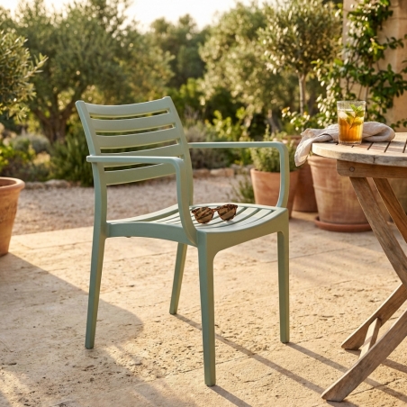 Sedia impilabile esterno con braccioli verde chiaro EvelineEDENYA