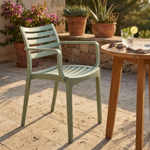 Sedia impilabile esterno con braccioli verde chiaro EvelineEDENYA
