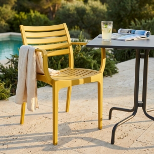Sedia impilabile esterno con braccioli gialla EvelineEDENYA