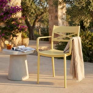 Sedia impilabile con braccioli in polipropilene gialla - DARLEENEDENYA