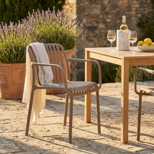 Sedia impilabile con braccioli in polipropilene taupe - Giuly -1