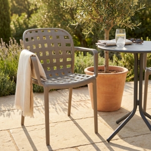 Sedia impilabile con braccioli in polipropilene grigio chiaro - Sharon -1