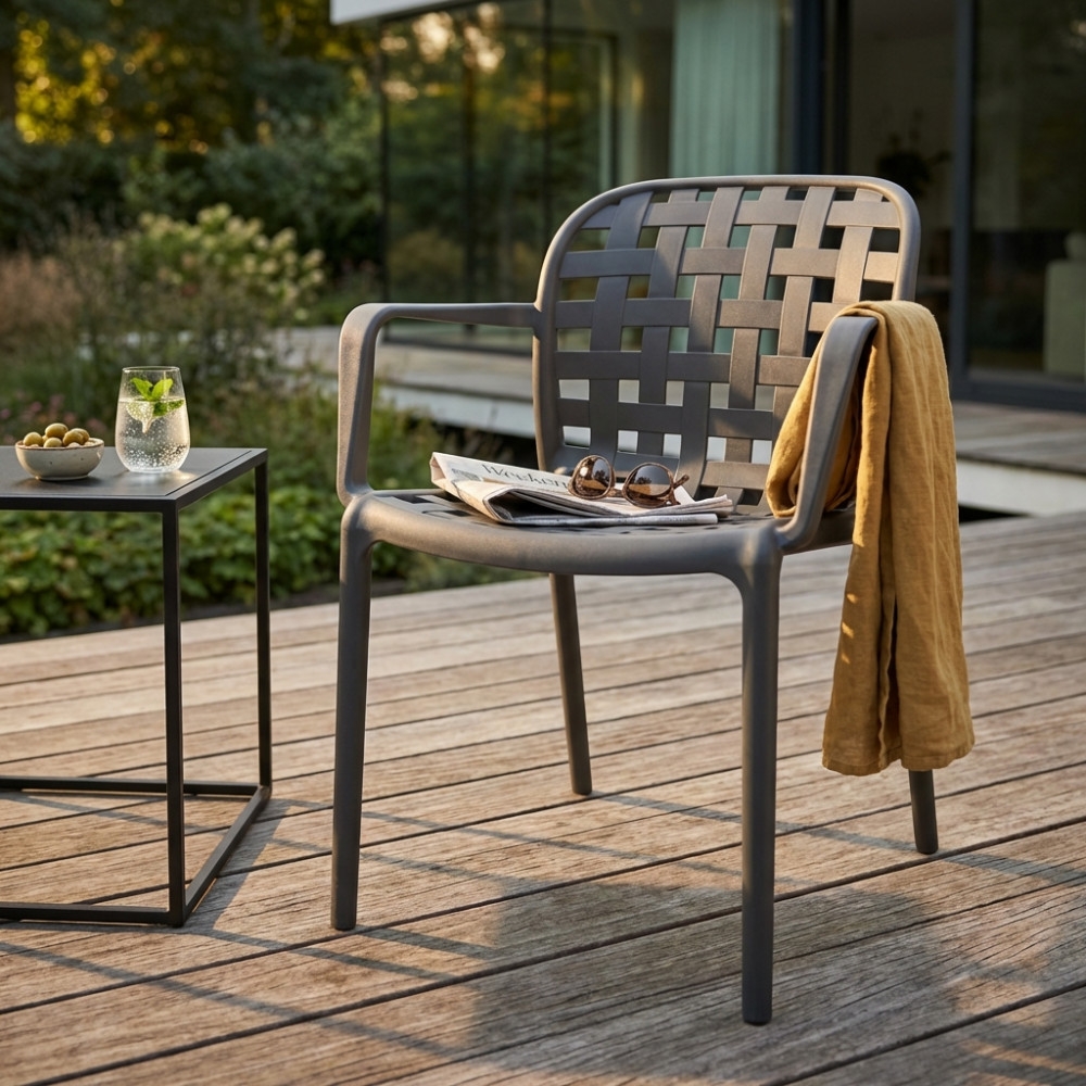 Sedia impilabile con braccioli in polipropilene taupe - SharonEDENYA