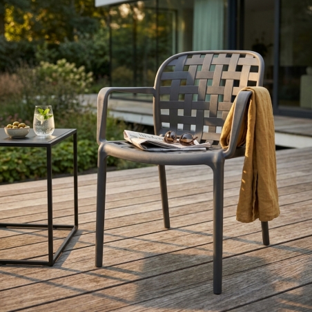 Sedia impilabile con braccioli in polipropilene taupe - SharonEDENYA