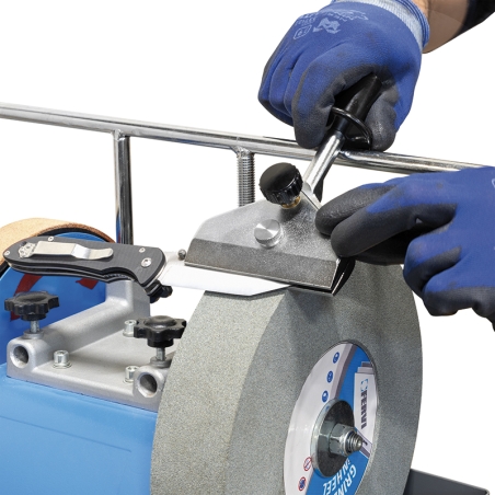Affilatrice professionale ad acqua FERVI 0770 con motore 230 V 50 Hz 200 W, velocità 90 rpm e mola ad acqua Ø 250 x 50 x Ø 32 mm