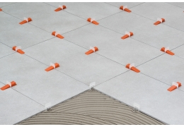 Come posare piastrelle di grande formato senza dislivelli