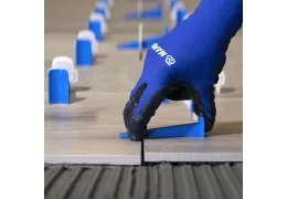 MapeLevel EasyWDG Mapei: sistema livellante a cuneo per piastrelle perfettamente planari